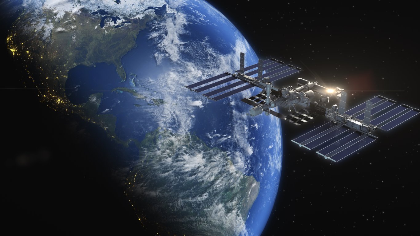 Международната орбитална станция избегна сблъсък с космически отпадъци