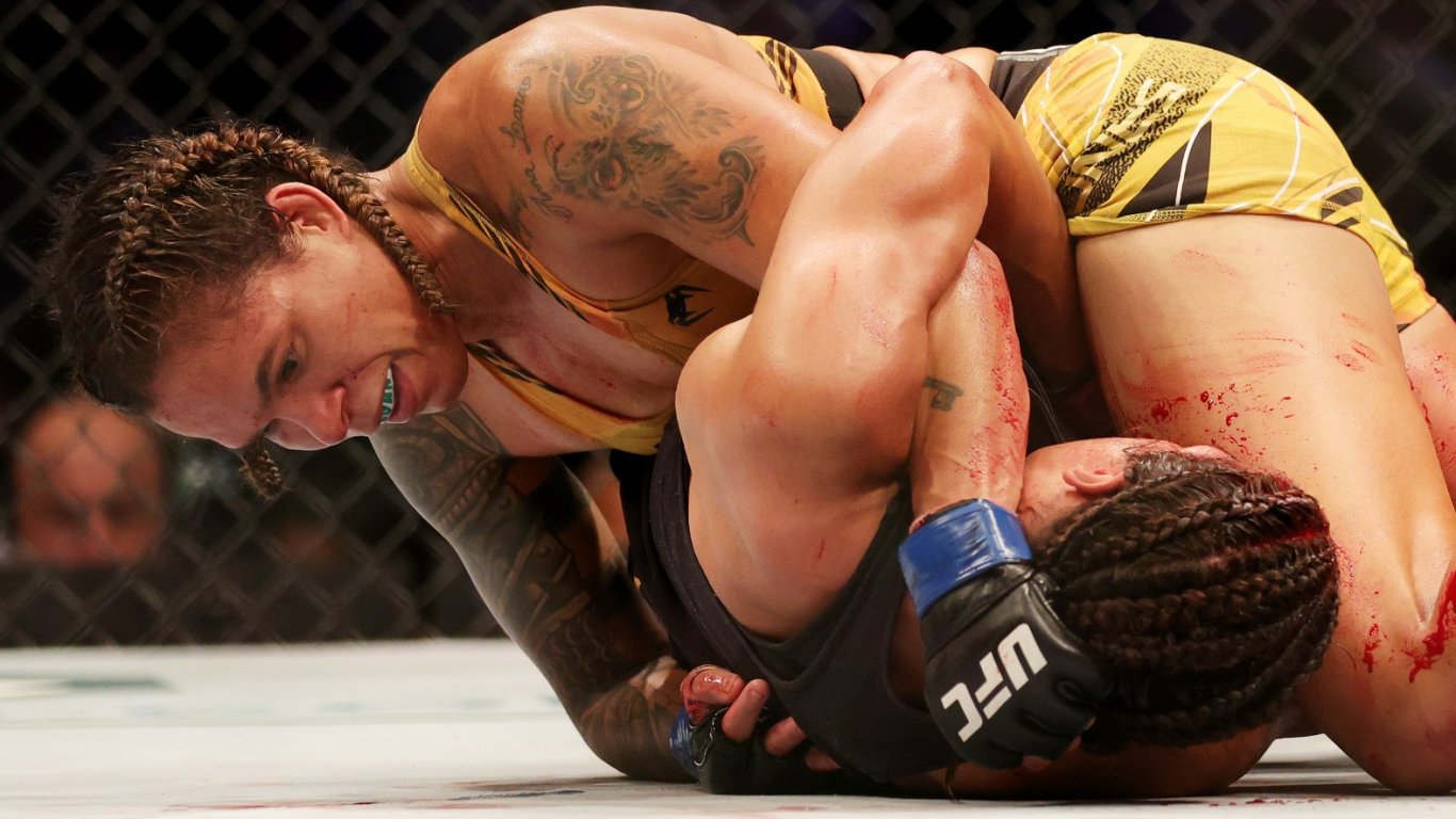 Женски мач за титла в UFC се превърна в кървав спектакъл
