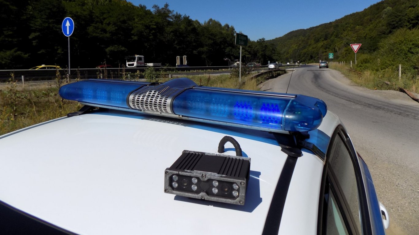 Полицаи гониха по Подбалканския път 15-годишен шофьор, возил пияните си баща и вуйчо 