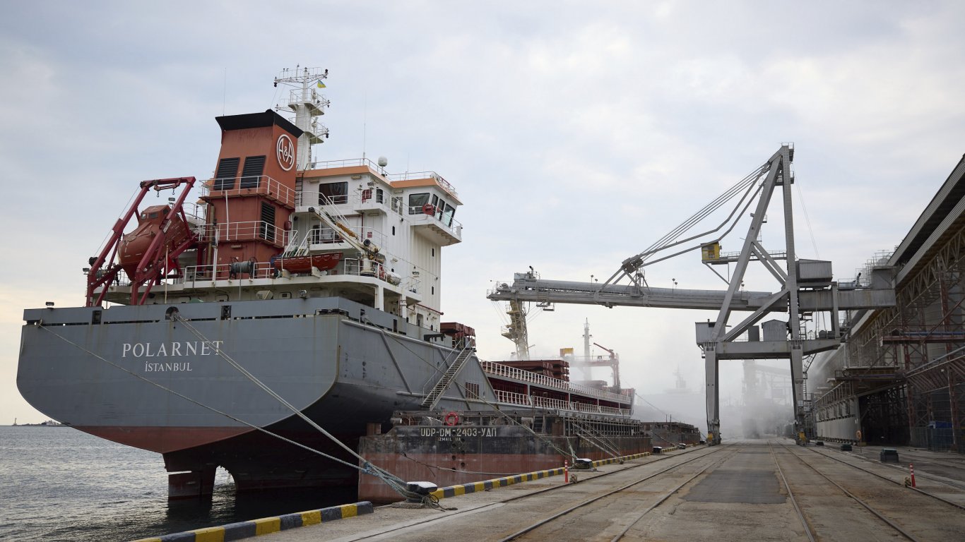 Първият нает от ООН кораб със зърно за Африка отплава от Украйна