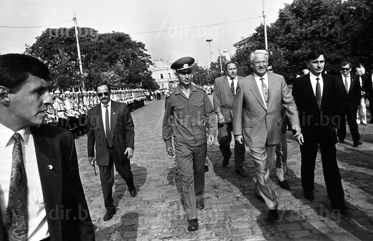 Борис Елцин се отправя към Паметника на незнайния воин