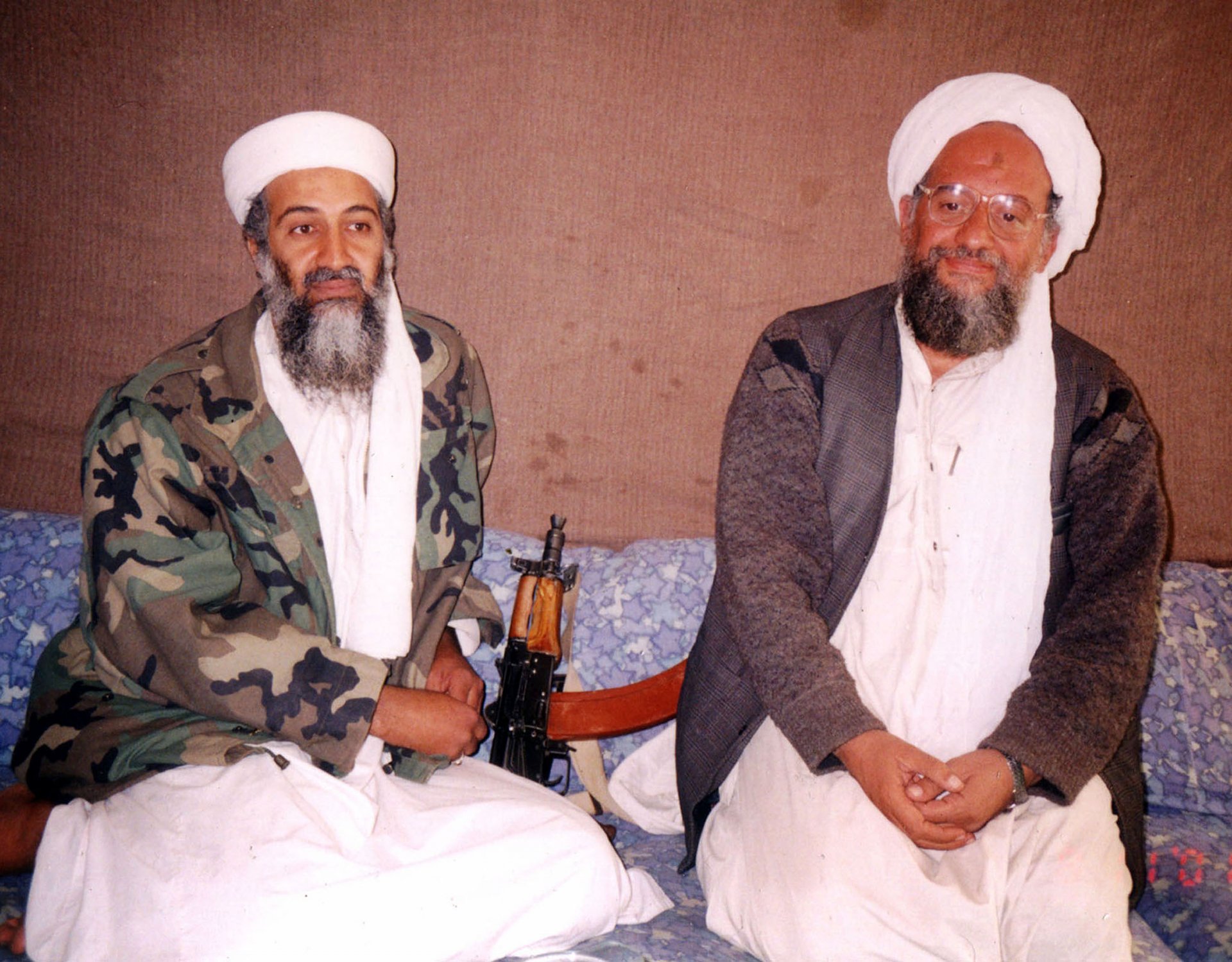 Ноември, 2001 г. - Айман ал Зауахири (вдясно) с Осама бин Ладен по време на интервю с пакинстанския журналист Хамид Мир
