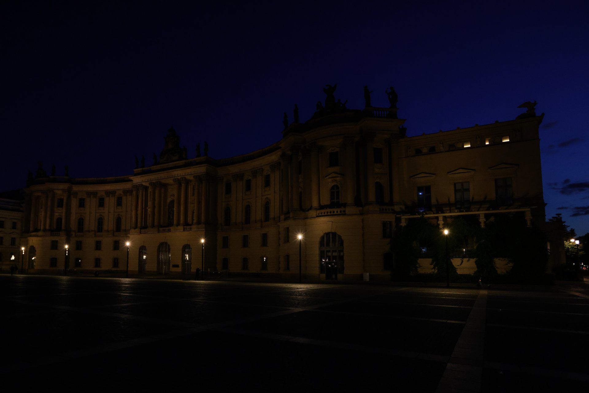 27 ЮЛИ: Изглед към Altes Palais (Стария дворец) с изключено осветление на фасадата на 27 юли 2022 г. в Берлин, Германия. 
