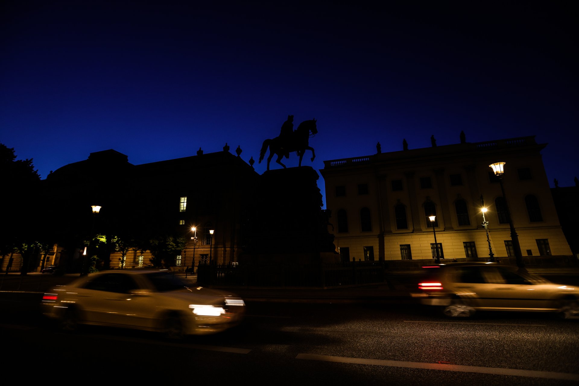 Изглед към конната статуя на Фридрих Велики на авеню Унтер ден Линден с изключено осветление на 27 юли 2022 г. в Берлин, Германия.
