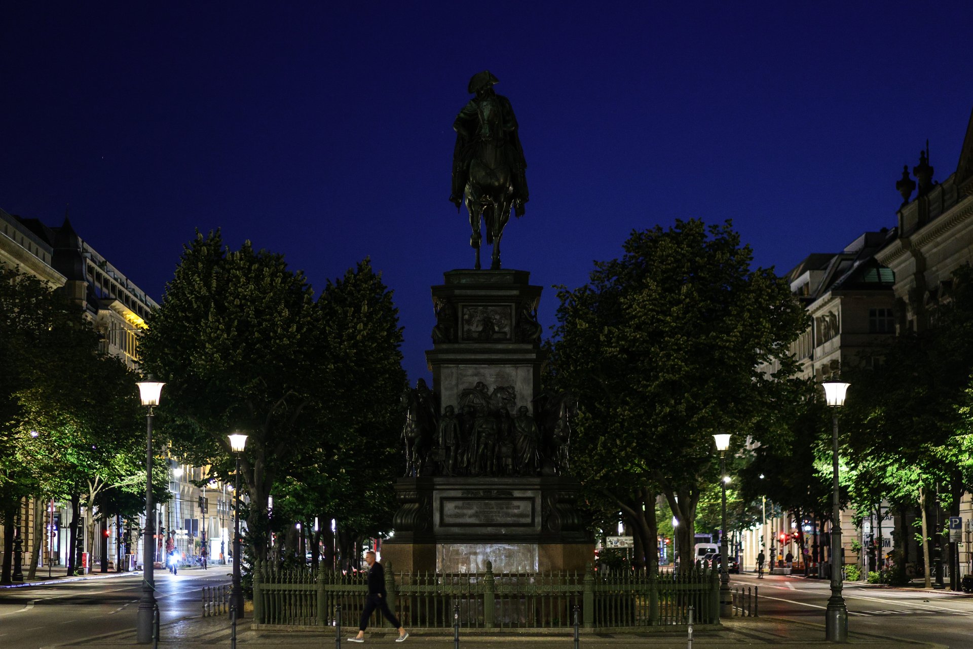 Изглед към конната статуя на Фридрих Велики на авеню Унтер ден Линден с изключено осветление на 27 юли 2022 г. в Берлин, Германия.