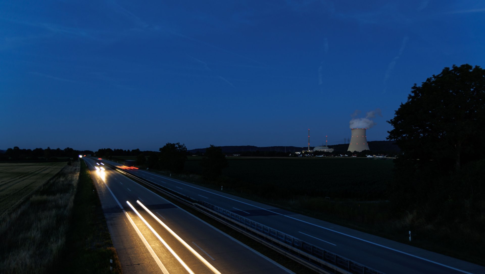 На снимката виждате атомната електроцентрала Kernkraftwerk Isar близо до Есенбах, Германия.