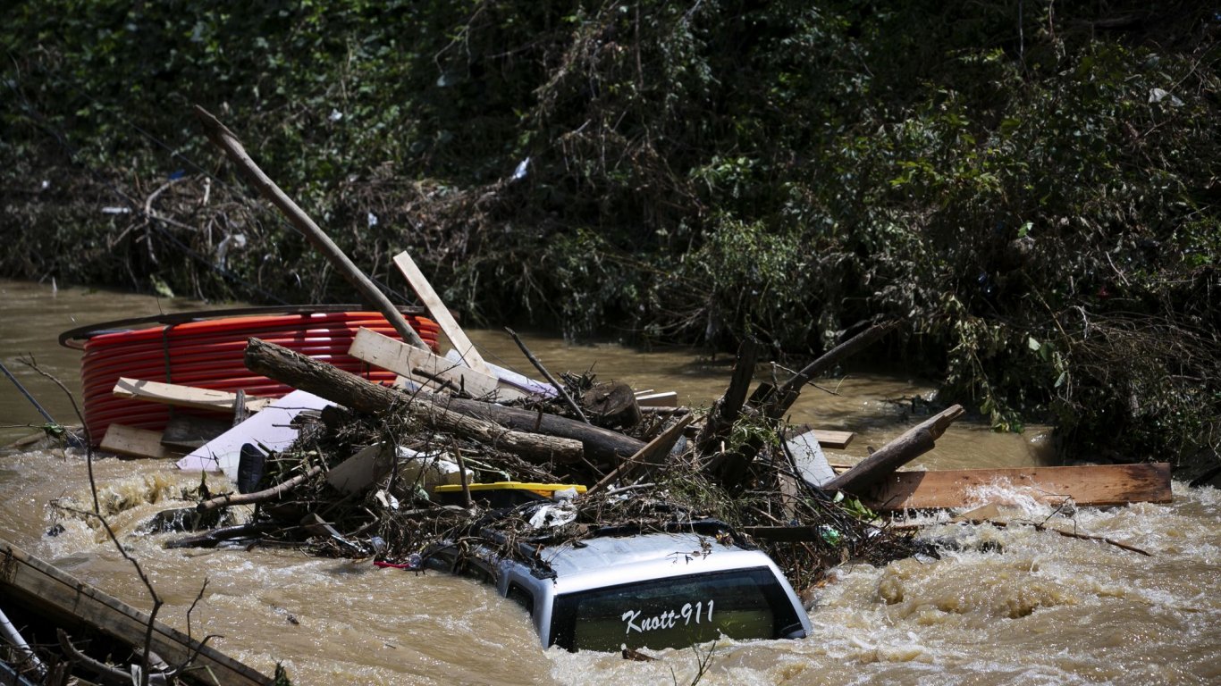 Жертвите на наводненията в Кентъки са вече близо 40, търсят се още стотици изчезнали (снимки)