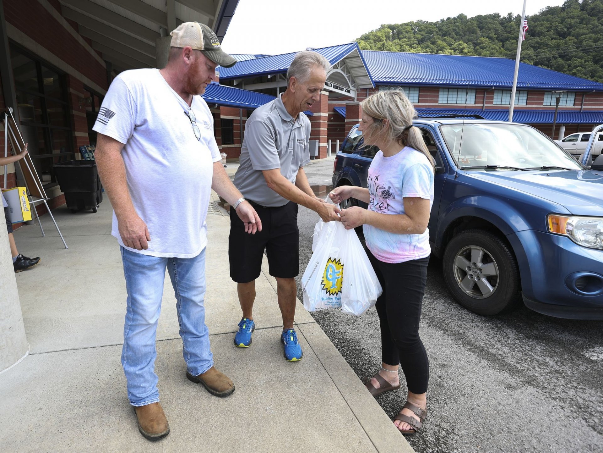Доброволци разнасят храна на пострадали от наводненията