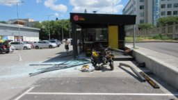 Джип успя да отнесе на паркинг кола, мотор и заведение в Русе