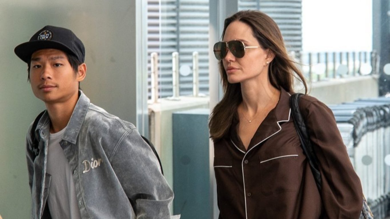 Нестандартно модно решение: Анджелина Джоли се появи по пижама на лондонско летище