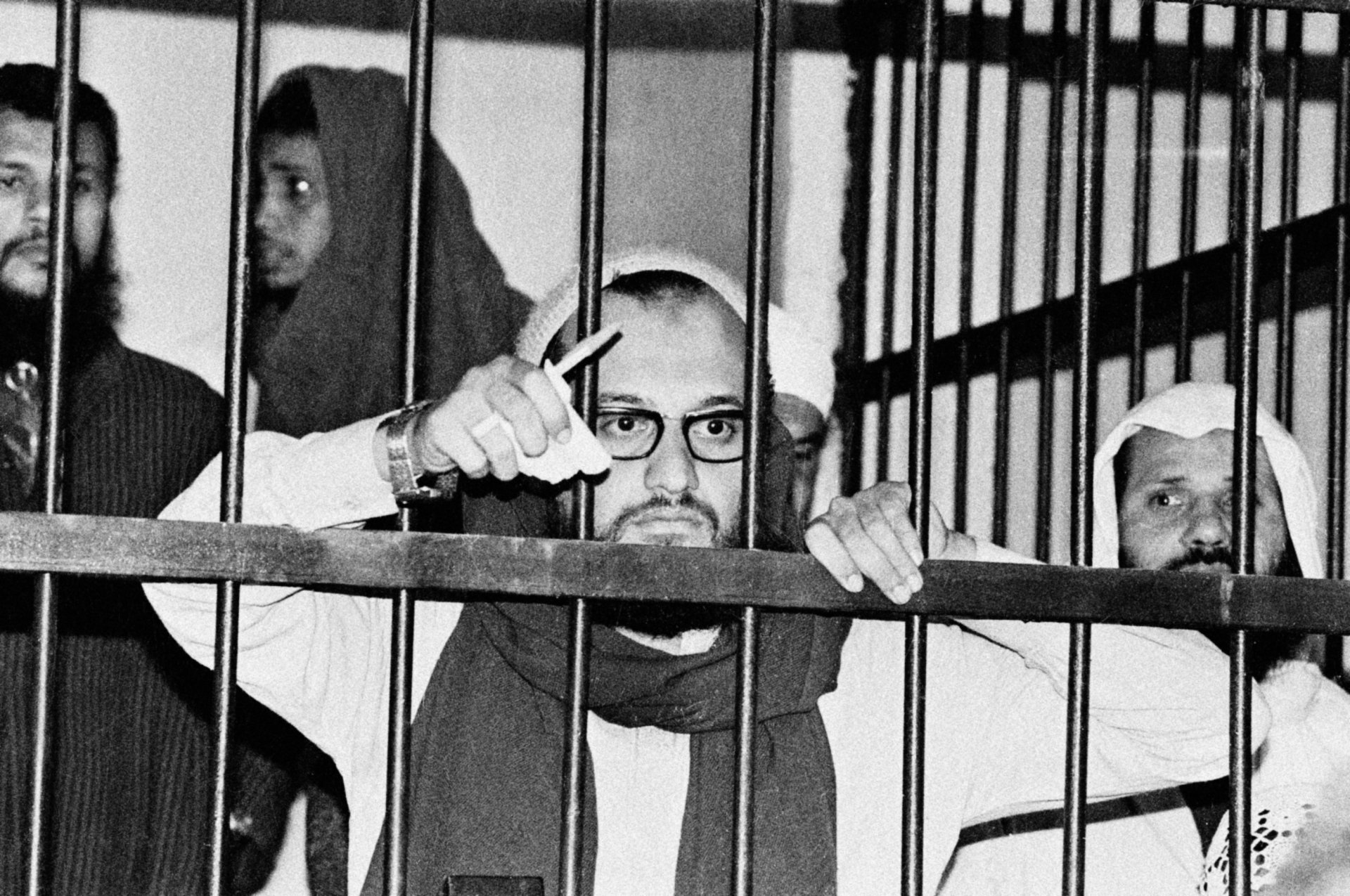 Айман Ал-Зауахри стои зад решетките в египетски съд през 1982 г. по време на процеса срещу него като един от организаторите на убийството на египетския президент Ануар Садат през 1981 г.