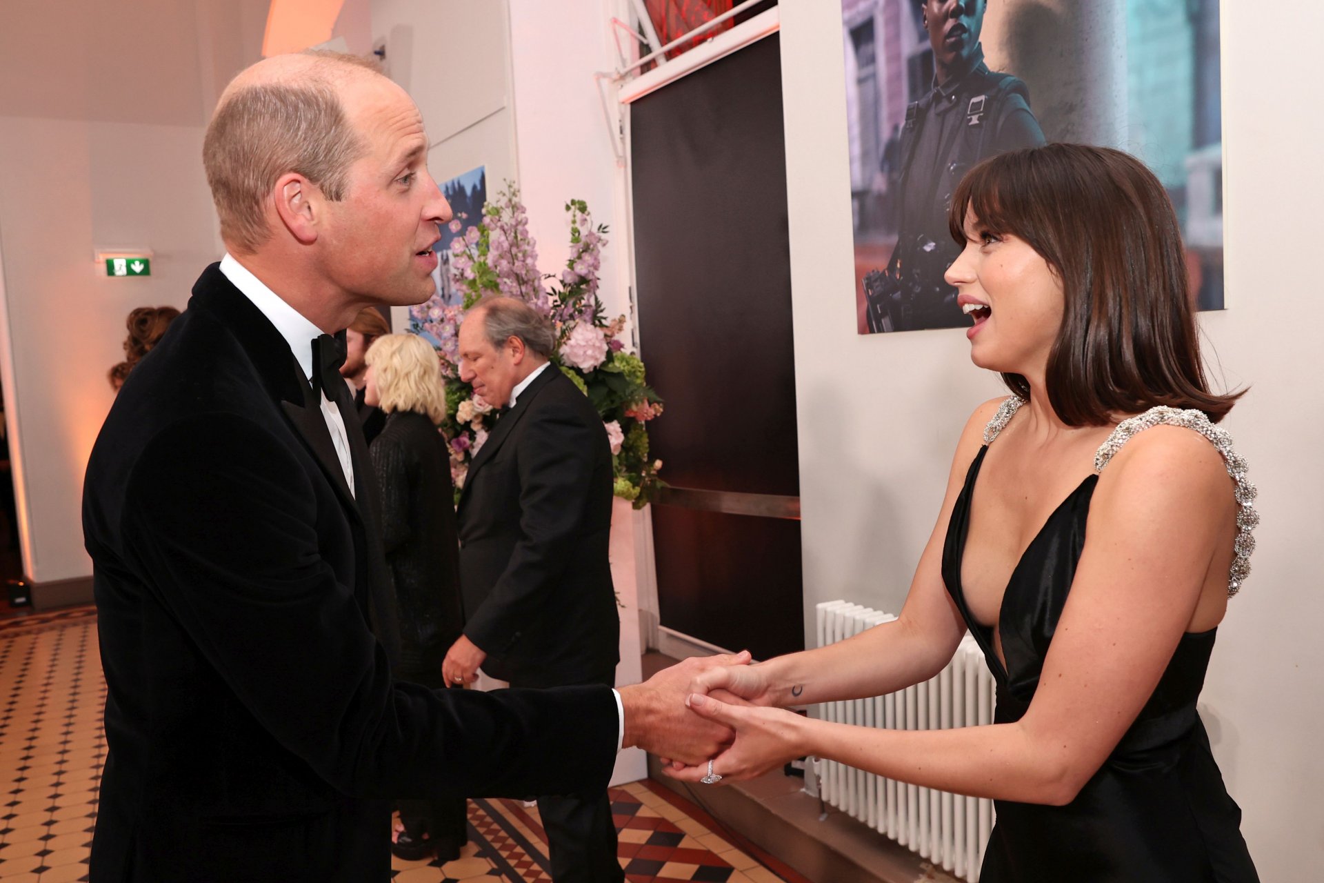 Принц Уилям се срещна с част от актьорския състав, включително Ана де Армас на световната премиера на „Смъртта може да почака" в Royal Albert Hall на 28 септември 2021 г. в Лондон