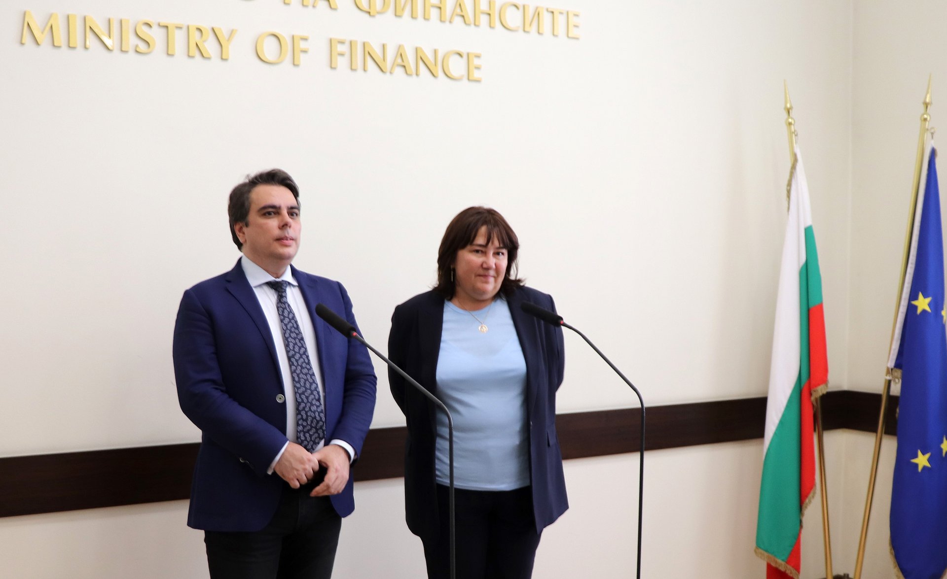 Предаване и приемане на поста между досегашния министър на финансите Асен Василев и новоназначения служебен министър Росица Велкова