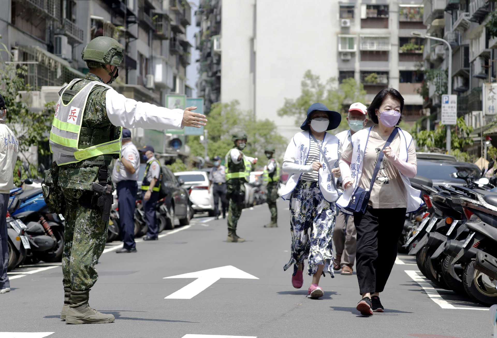 Tайвански войници напътстват гражданите към бомбоубежище по време на учение за въздушно нападение в Тайпе, Тайван, понеделник, 25 юли 2022 г.