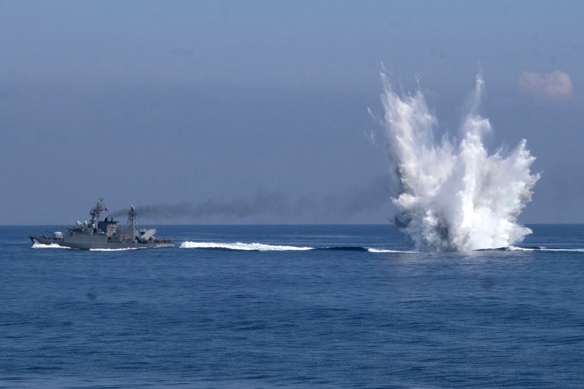 Патрулен кораб стреля с дълбочинни бомби при военноморска демонстрация в годишните тайвански учения край източното крайбрежие на острова, вторник, 26 юли 2022 г.