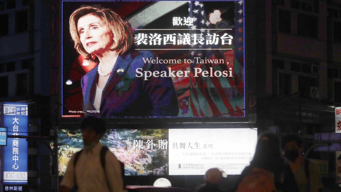 Китай привика американския посланик заради визитата на Нанси Пелоси в Тайван