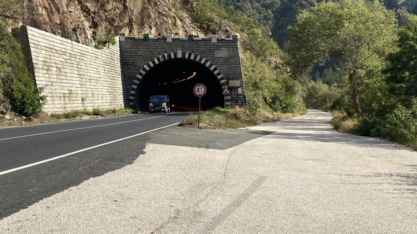 Крадци оставиха без осветление Кривия тунел на главен път Е-79, трябват 100 000 лв. за ремонт