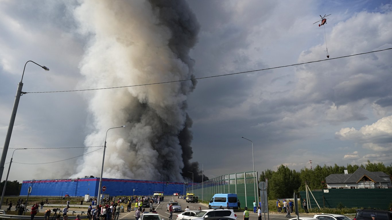 Огромен пожар е обхванал склад край Москва (снимки/видео)