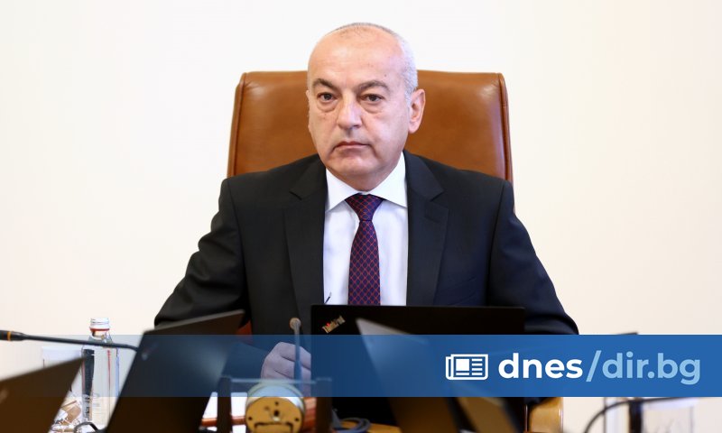 Министър-председателят Гълъб Донев се самоизолира, тъй като е бил контактен