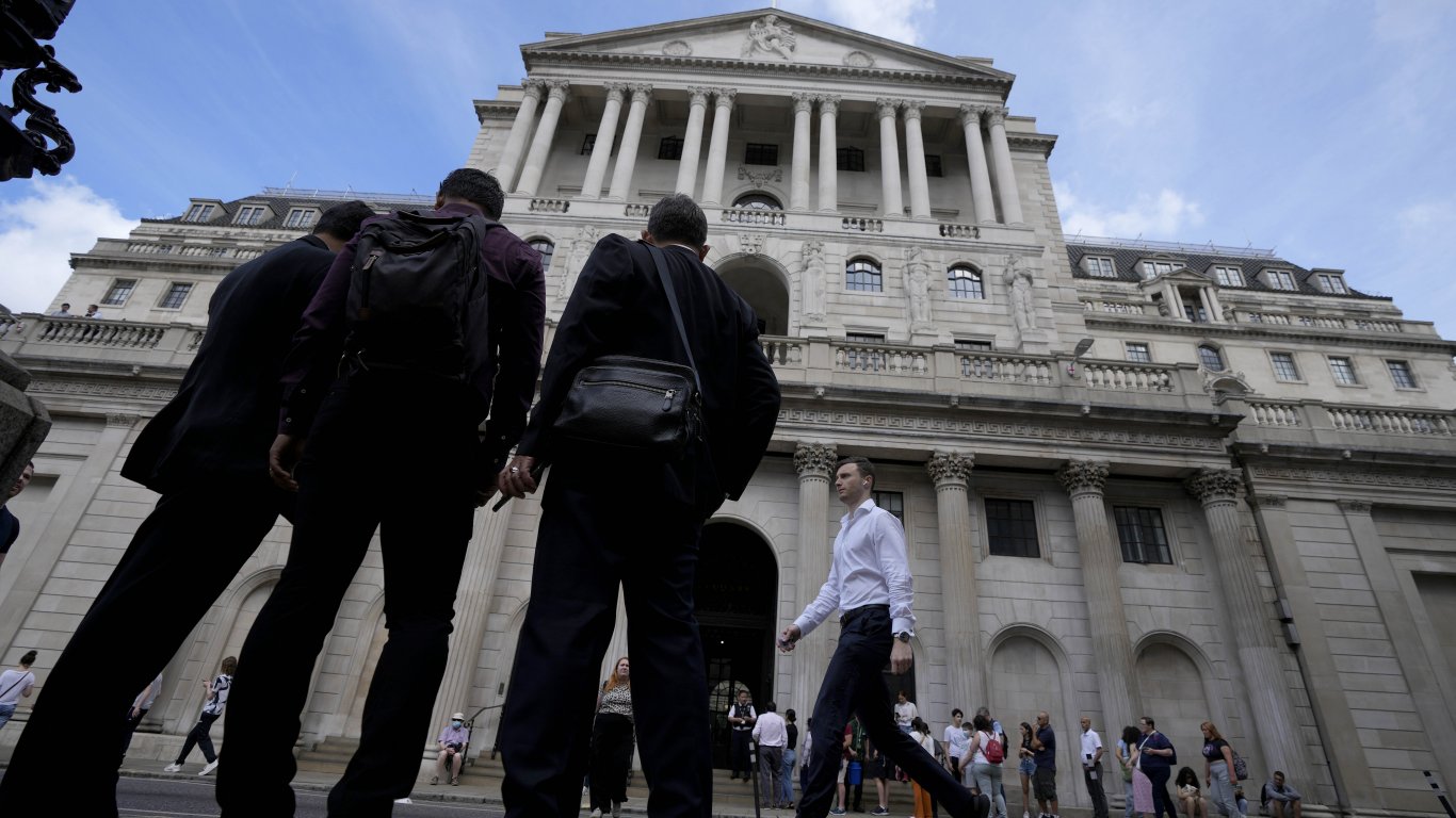 Въпреки задаващата се рецесия Bank of England вдигна лихвите до 27-годишен връх