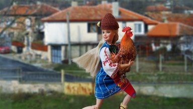 Куклата Барби стана българска мома (снимки)
