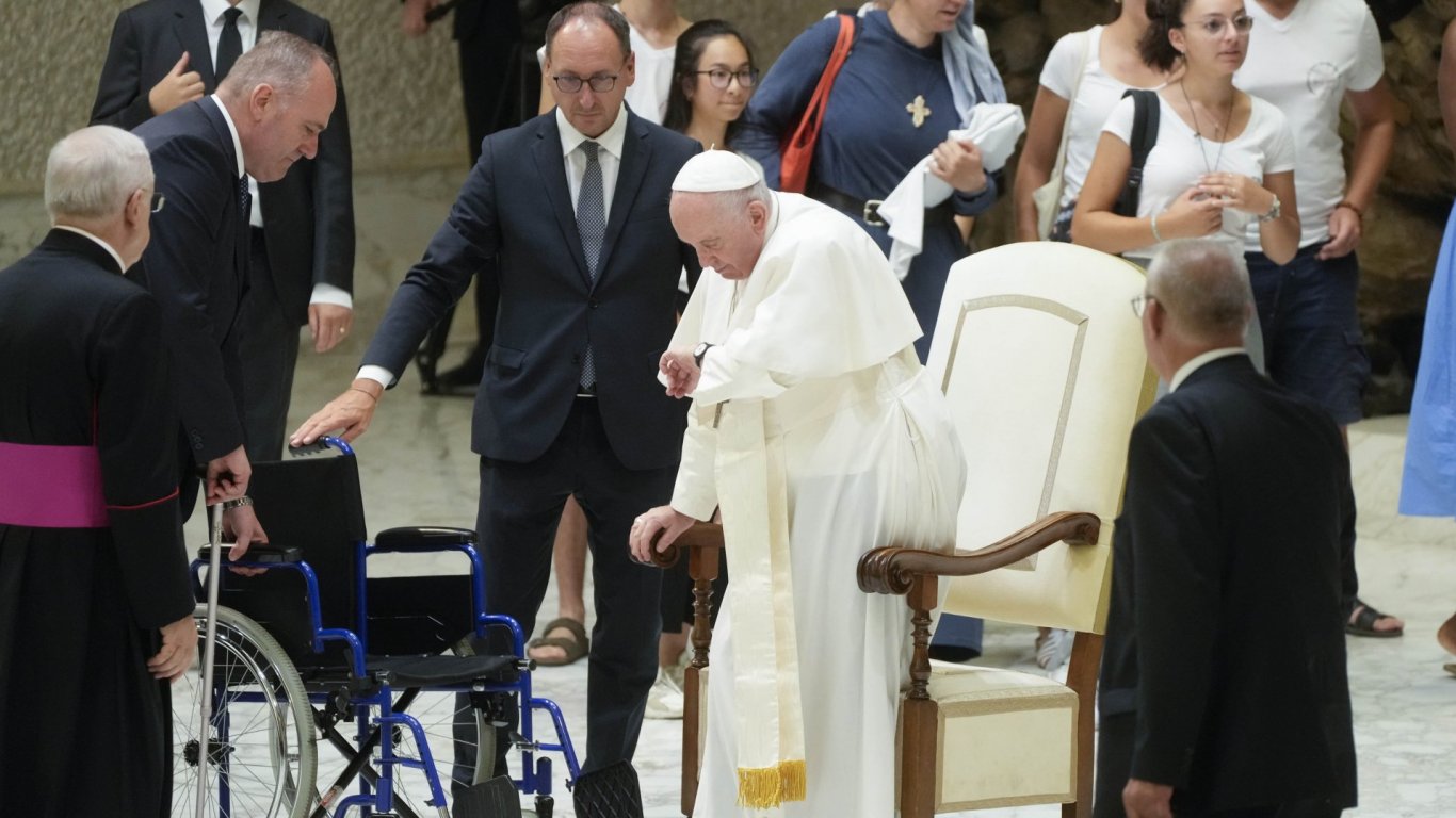 85-годишният папа Франциск си назначи личен медицински асистент