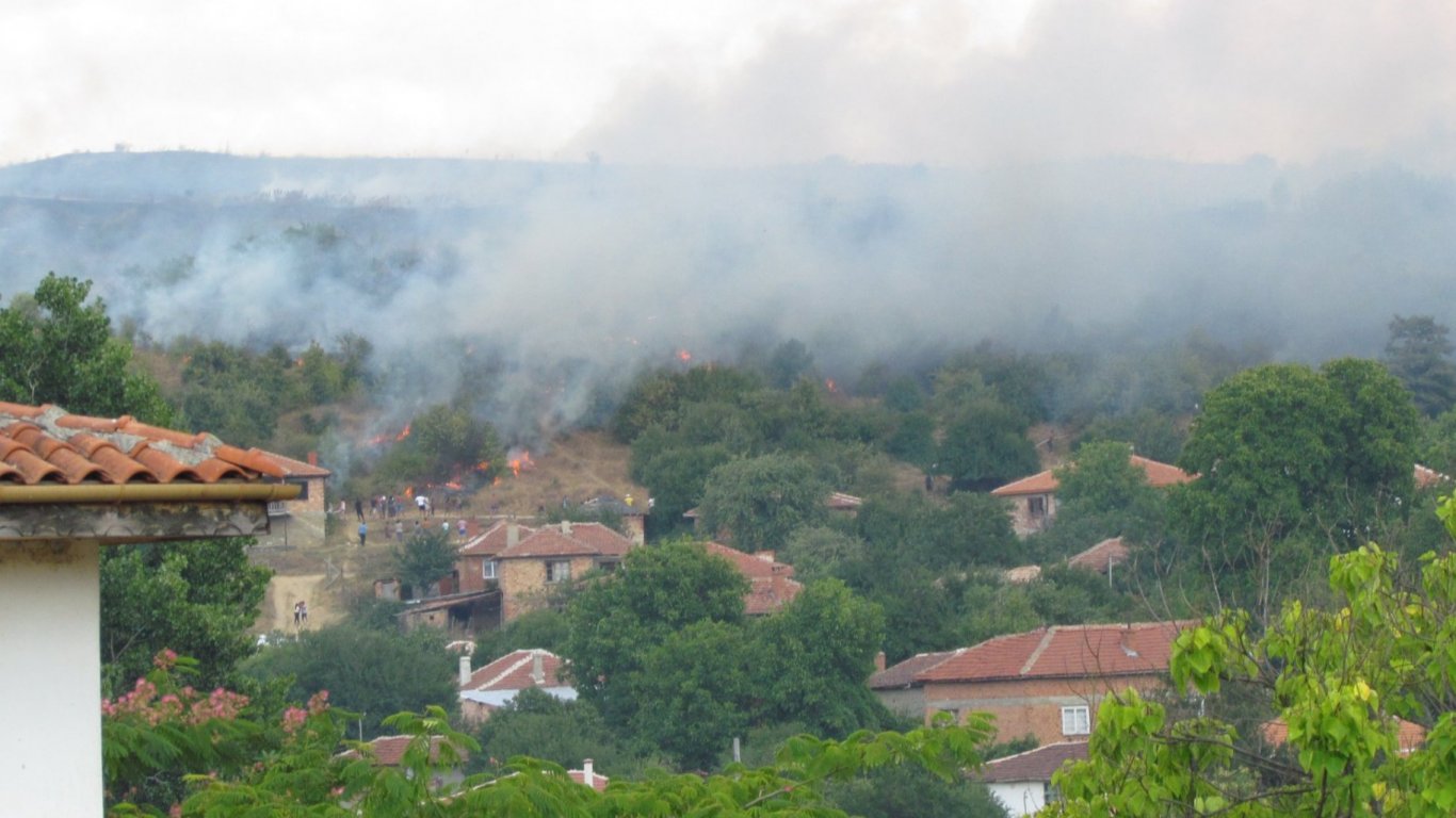 Пожар в котленското село Градец, пламъците стигнаха до къщите (видео/снимки)