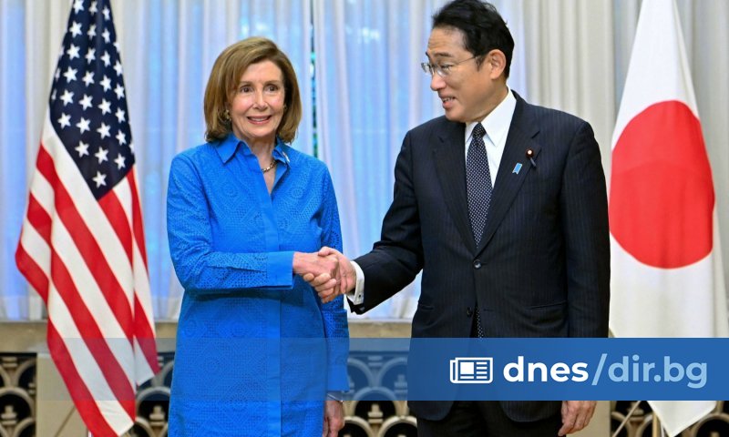 Подкрепата за японския премиер Фумио Кишида се срина, засегната от