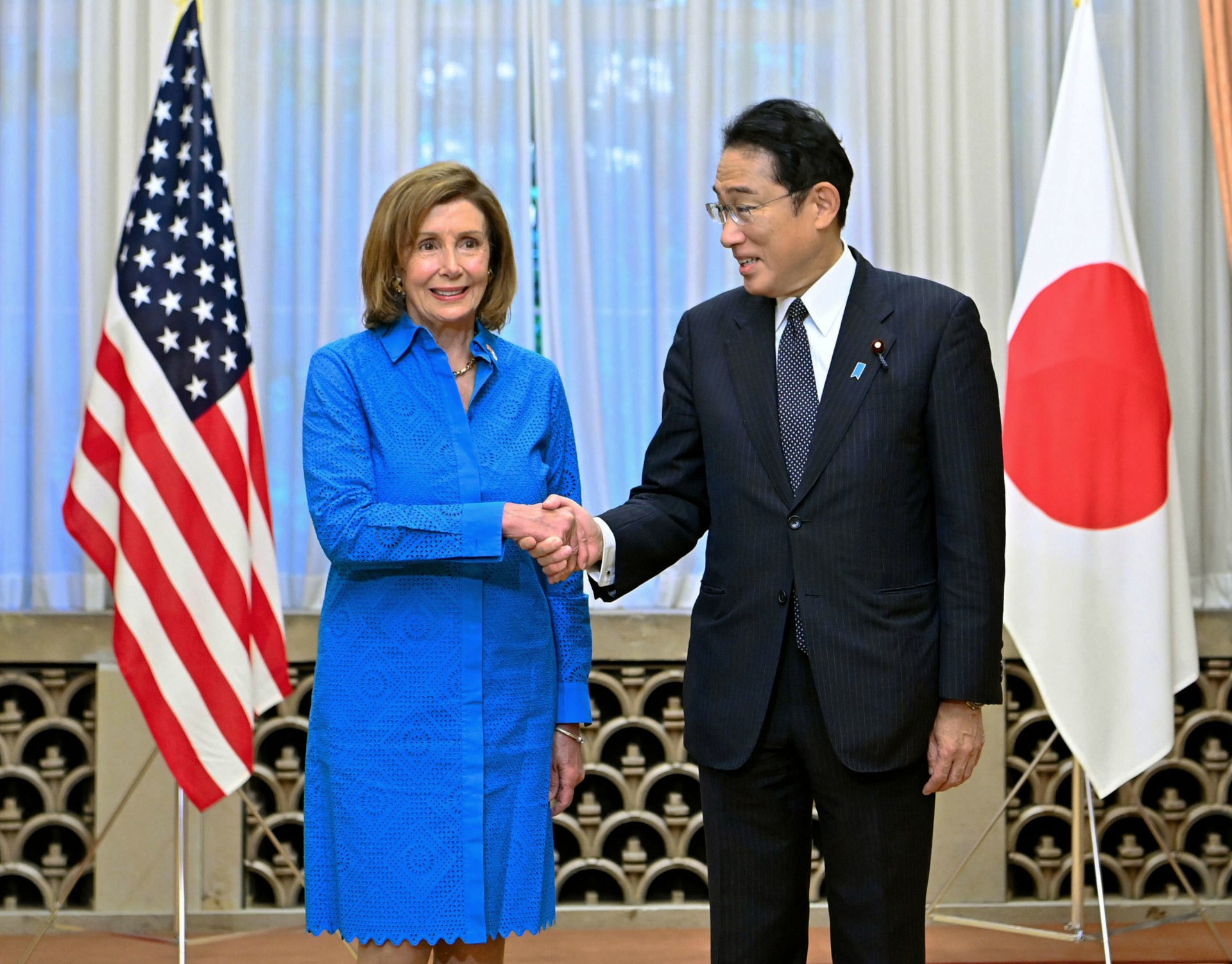 Японският премиер Кишида по време на среща с Нанси Пелоси по-рано този месец