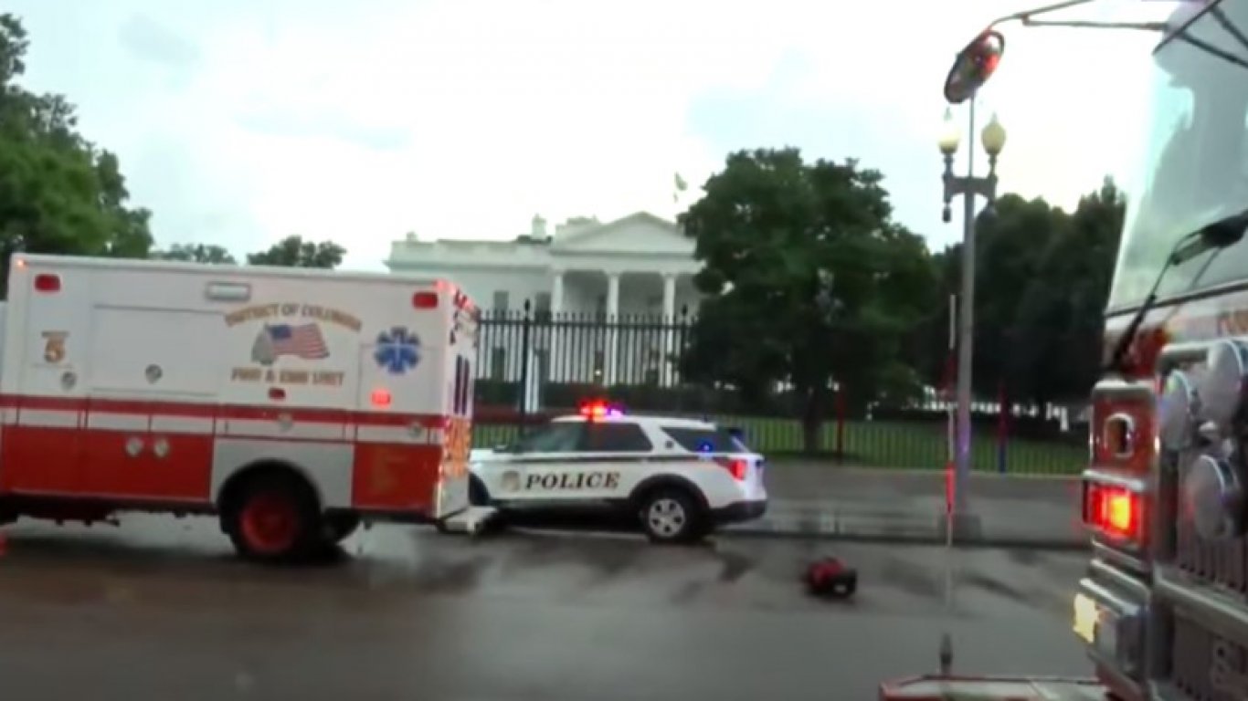 Камион се е блъснал в бариерите за сигурност близо до Белия дом (видео)