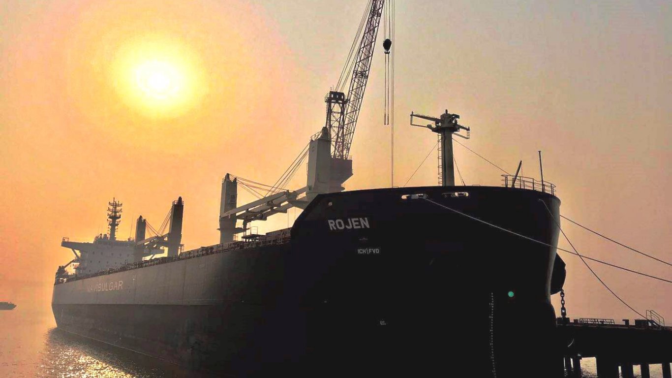 Българският кораб "Рожен" вече е в Одеса, натоварен с 13 000 тона украинска царевица