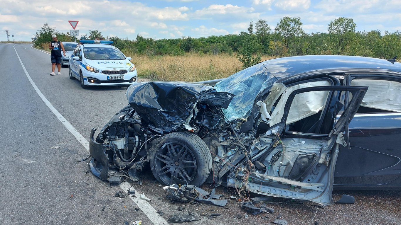 Четирима ранени при сблъсък на Ауди в автокран край Хасково