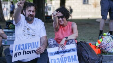 Протестиращи пред президенството: "Оставка", "Предател", "Тук не е Москва"