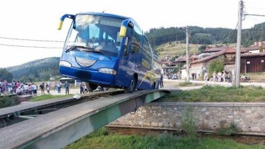 50 пътници бяха спасени от аварирал над река автобус в Копривщица