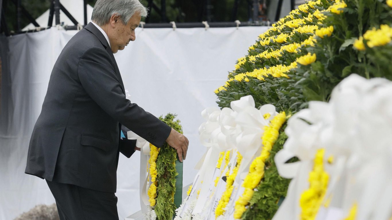 Антониу Гутериш поднесе венец в Хирошима на церемония за 77 години от атомната бомбардировка