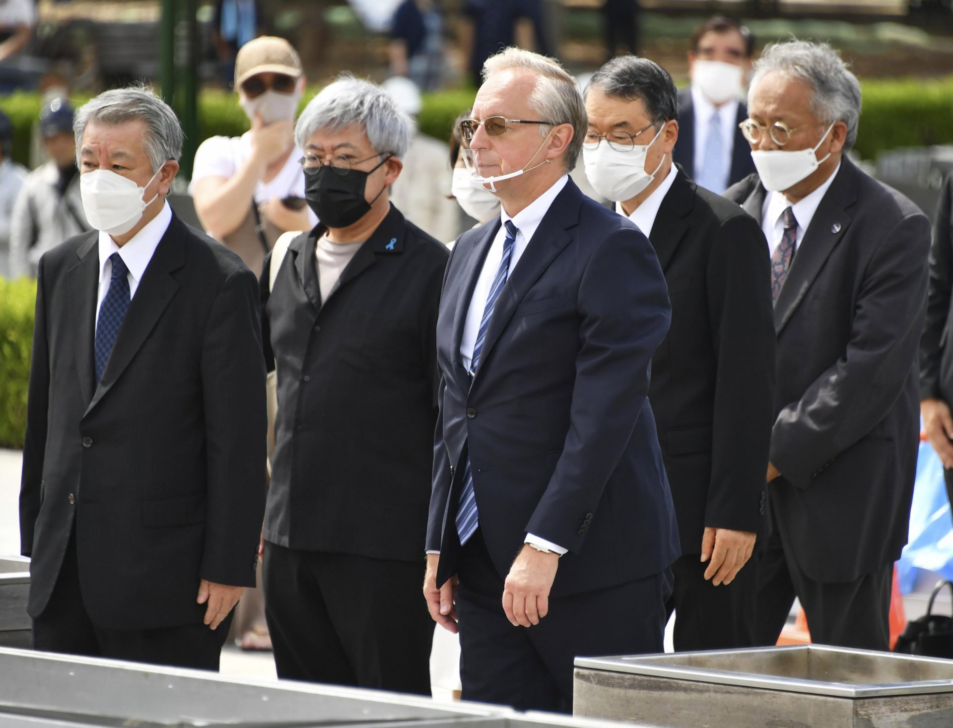 Руският посланик в Япония Михаил Галужин (на преден план в средата)