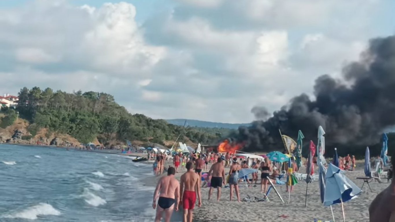 Изгоря последният бар на централния плаж в Китен (видео)