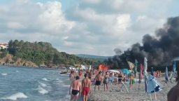 Изгоря последният бар на централния плаж в Китен (видео)