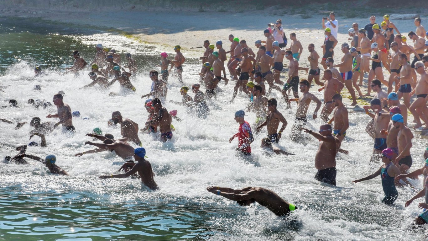Прекратиха преждевременно плувния маратон Галата – Варна заради влошено време (снимки)