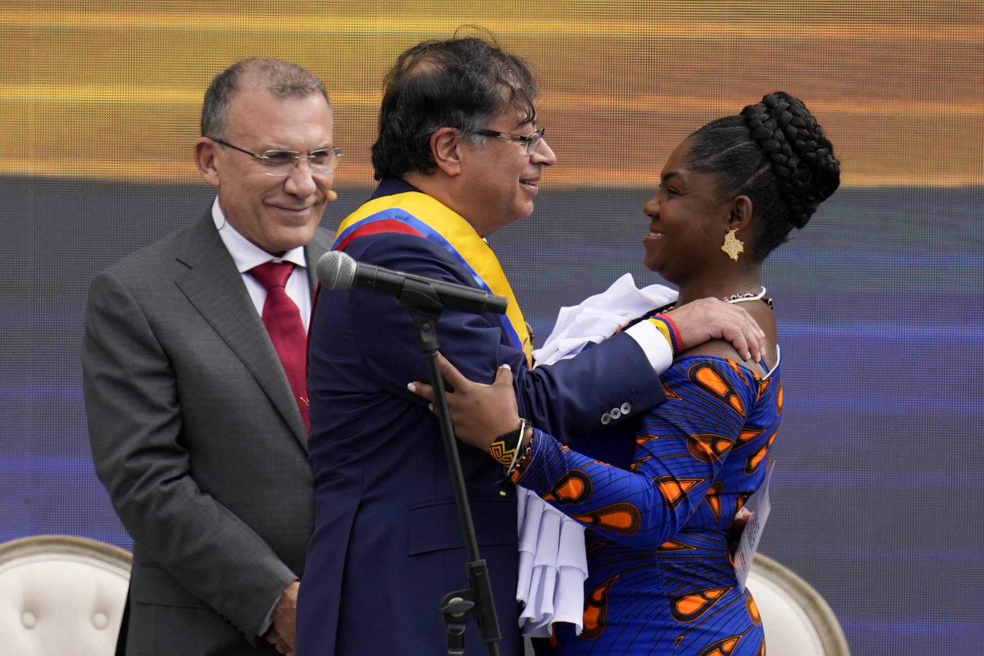 Густаво Петро в прегръдка с вицепрезидентската си Франсиа Маркес