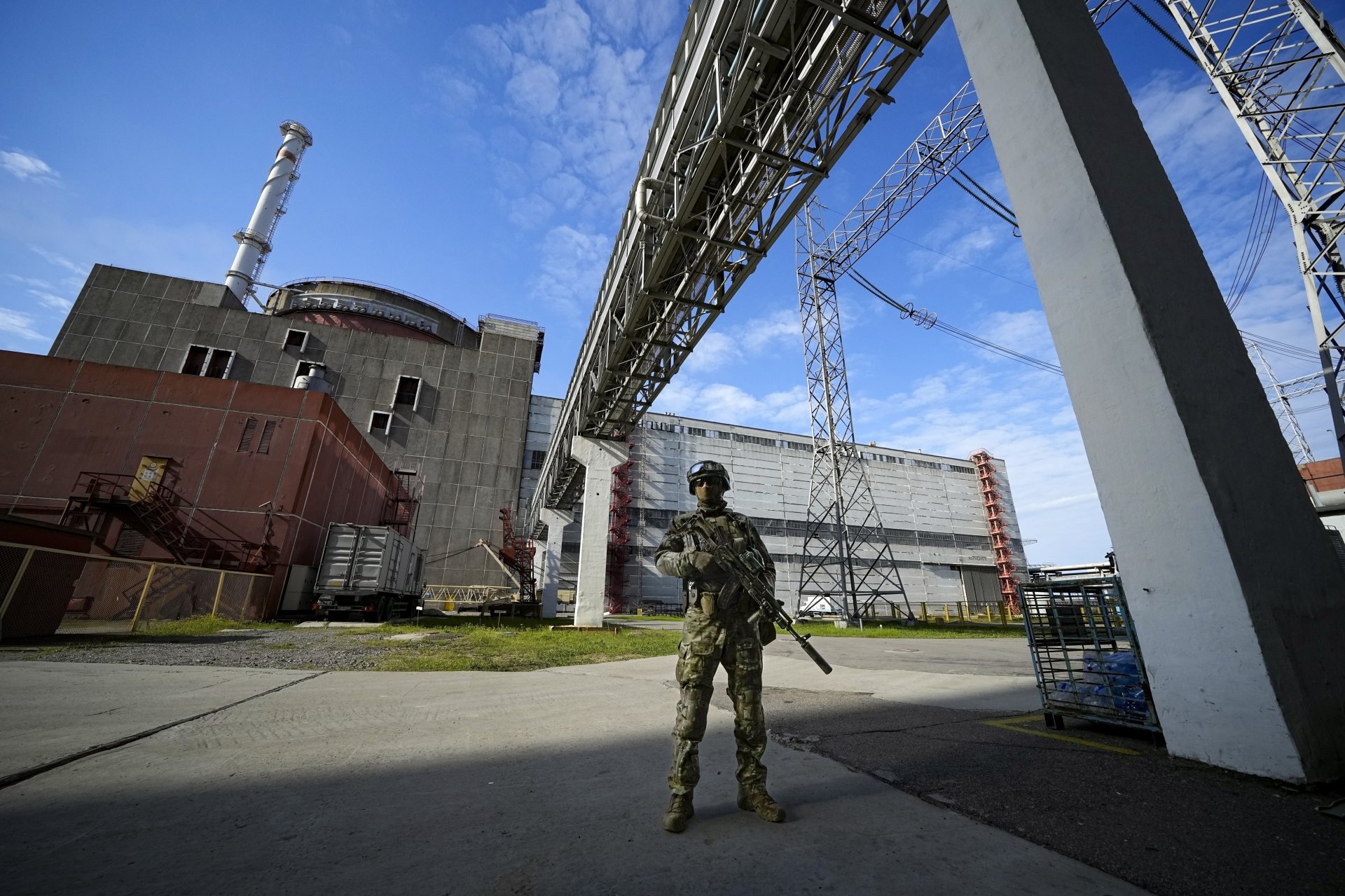 Руски военнослужещ охранява в район на Запорожката атомна електроцентрала в територия под руски военен контрол