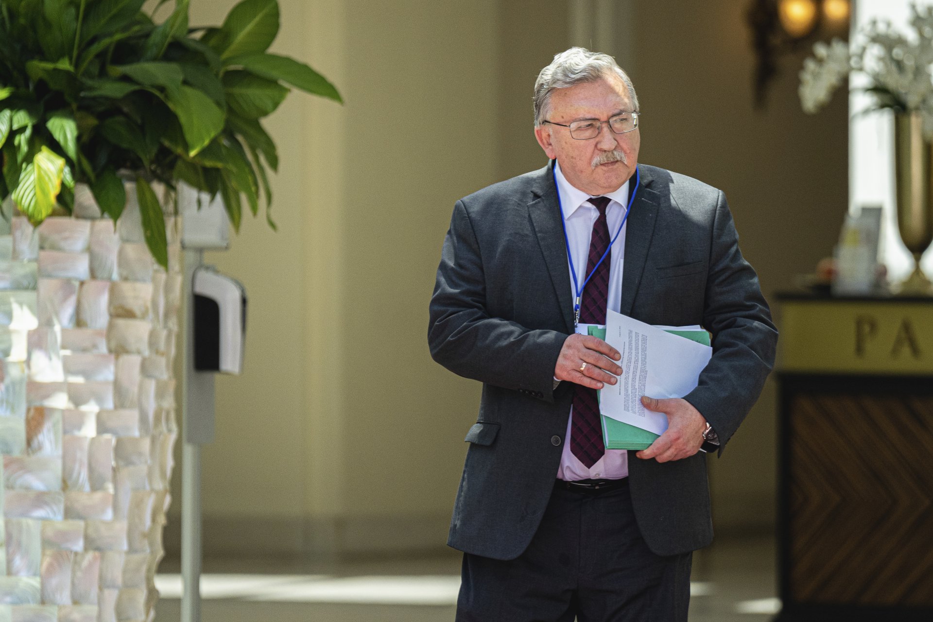 Руският представител в Международната агенция за атомна енергия (МААЕ) Михаил Улянов напуска двореца "Кобург" във Виена, където се провеждат ядрените преговори с Иран