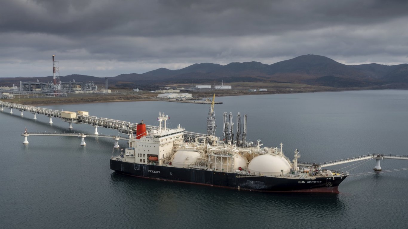 Танкери с LNG стоят блокирани в Азовско море - не могат да минат под Кримския мост