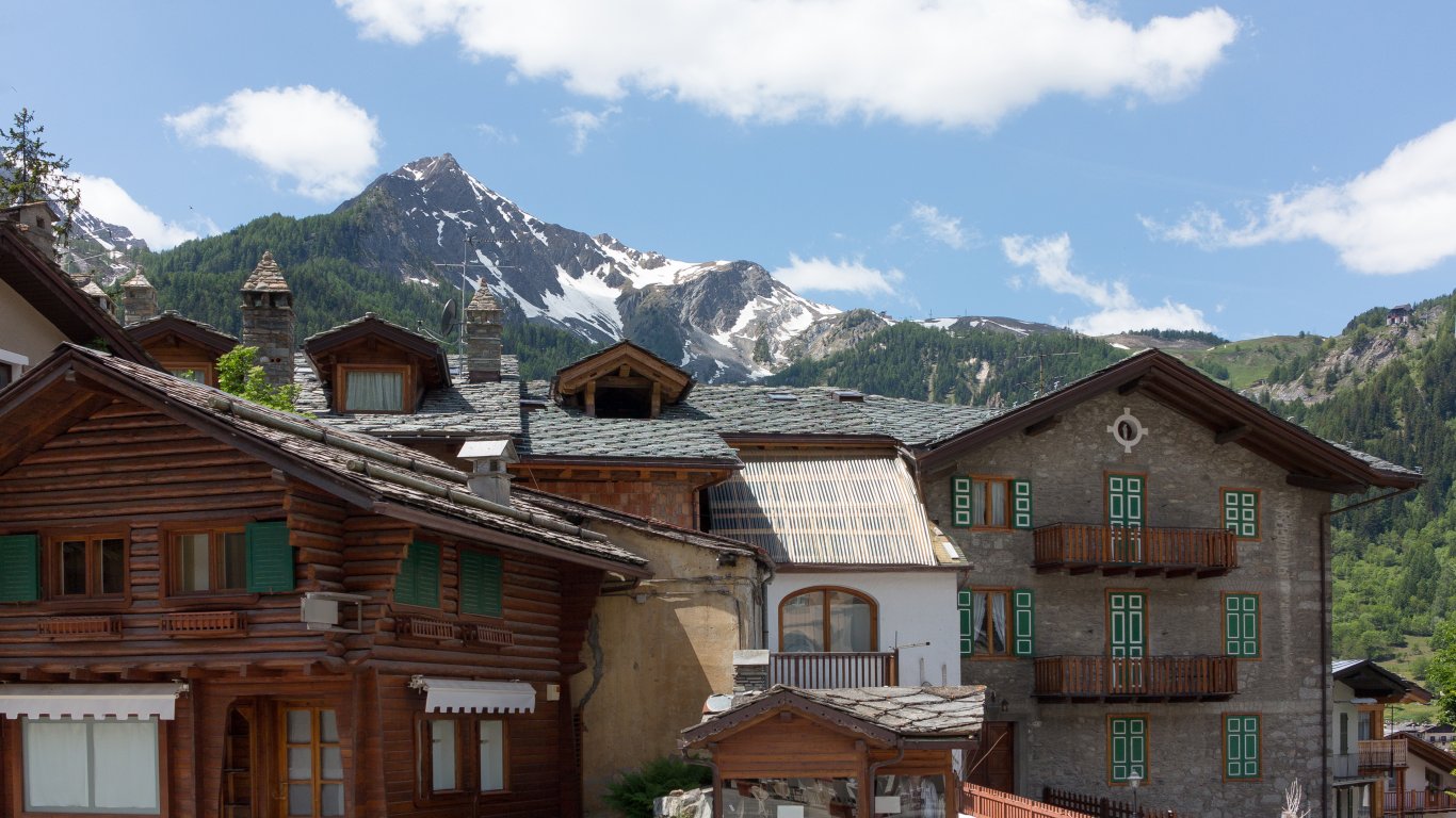 Свлачище остави без вода луксозния алпийски курорт Курмайор