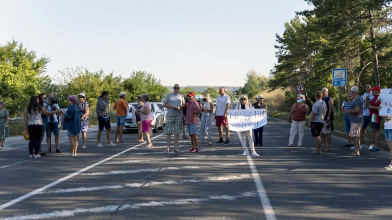 Жители на село край курорта Албена блокираха пътя към Варна заради безводие (снимки)