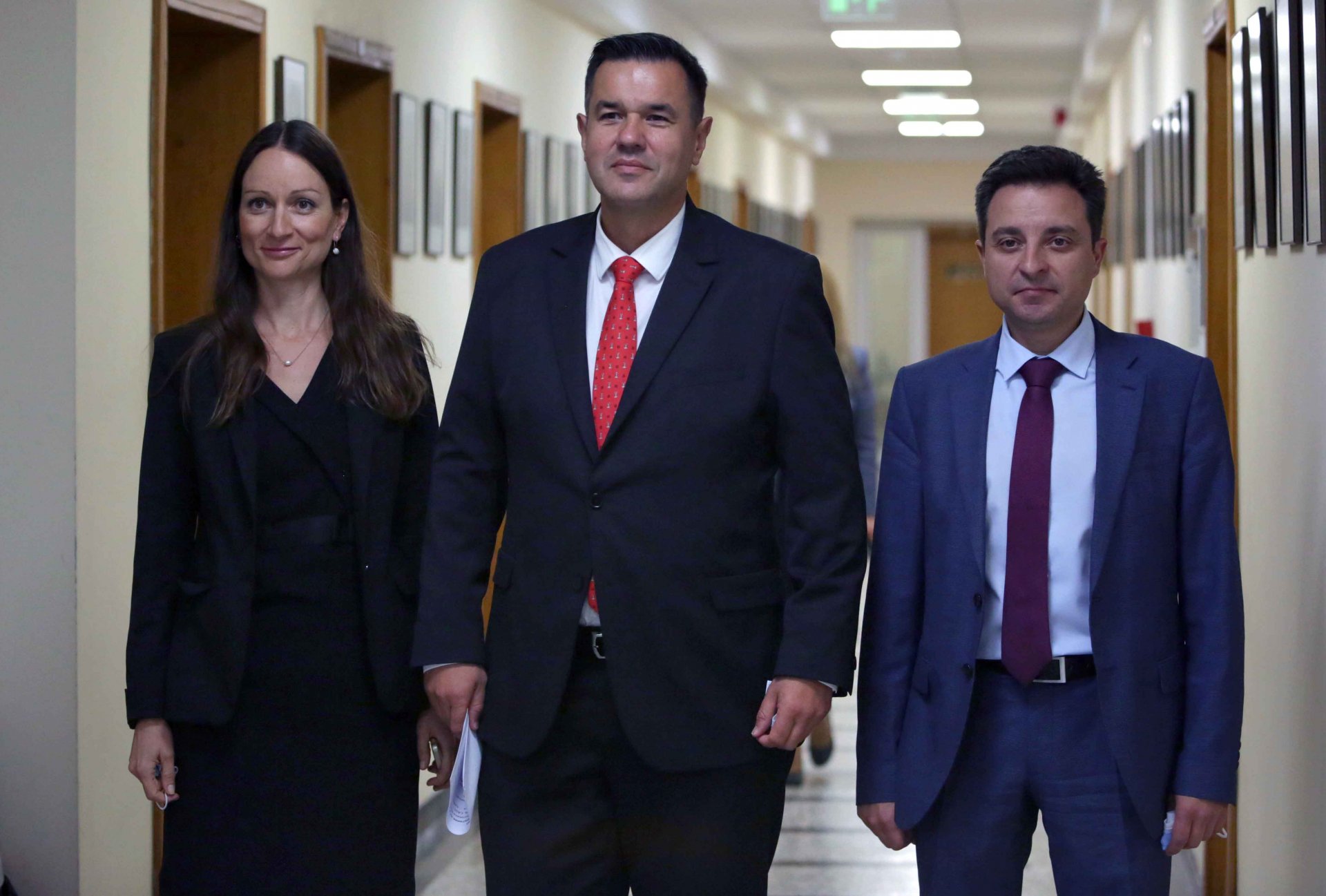 Министърът на икономиката и индустрията Никола Стоянов (в средата) заедно със заместник-министрите Димитър Данчев (дясно) и Ирина Щонова