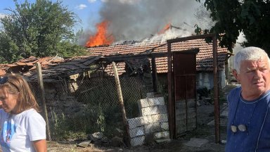 Огнен ад край Бургас: Затвориха пътя за Варна, пламъци изпепелиха 3 къщи