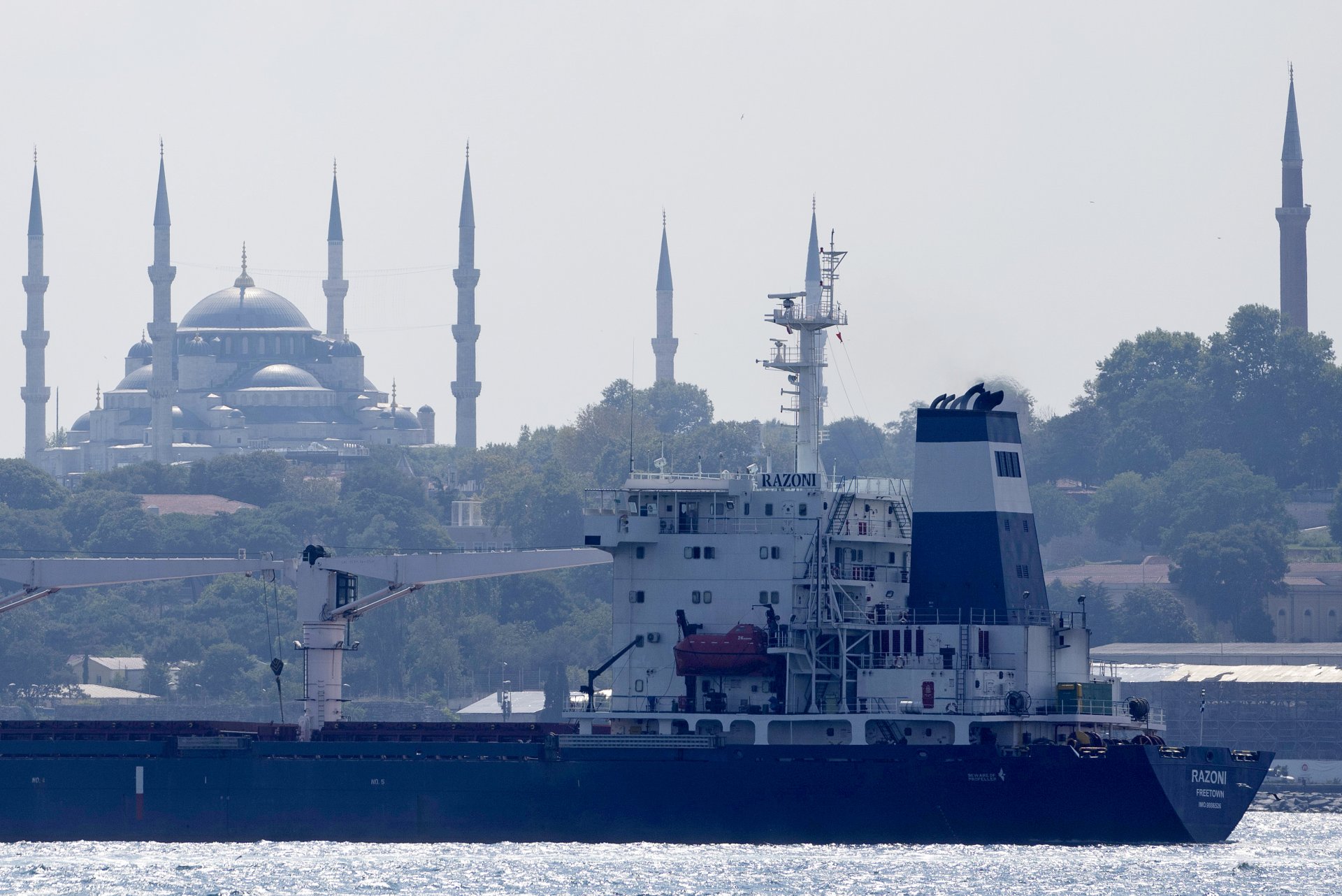 Кораб с украинско зърно преминава през Истанбул