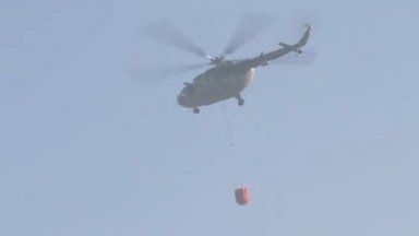 Военни хеликоптери се включиха в гасенето на пожара край Панагюрище