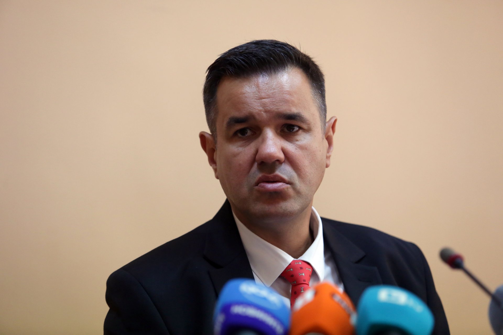 Кадрови промени са правени без конкурс в разрез с изискванията на закона, каза Никола Стоянов